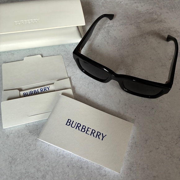 Burberry BE4443 3001/87 Black Rectangular Sunglasses 55□20 – New - Picture 11 of 11